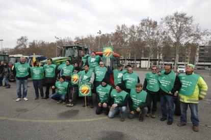 Els pagesos als Camps Elisis de Lleida abans de sortir.
