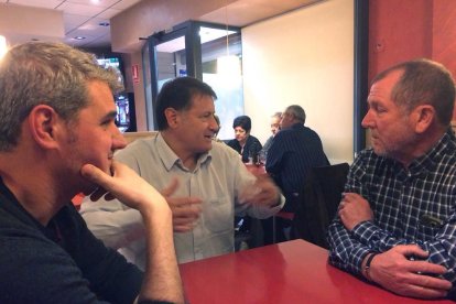 Jaume Fort, al centre, ahir en terres lleidatanes promocionant la seua candidatura amb Txema del Rosal, de l’Handbol Pardinyes.