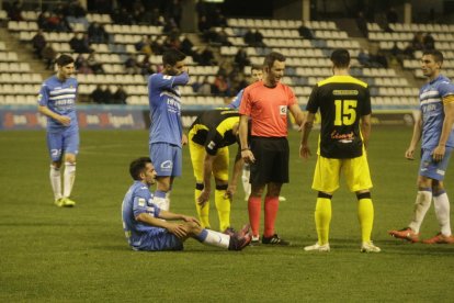 Marc Nierga supera dos jugadors del Prat en una acció del partit d’ahir al Camp d’Esports.