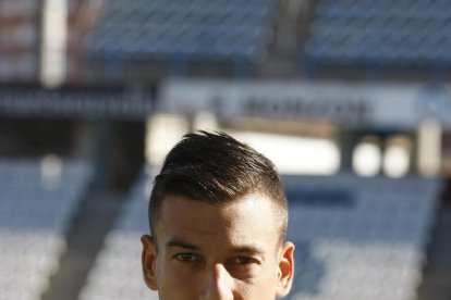 Marc Nierga supera dos jugadors del Prat en una acció del partit d’ahir al Camp d’Esports.