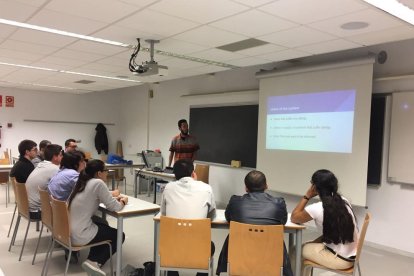 Imagen de una clase del máster en Ingeniería Informática que imparte la Escuela Politécnica.