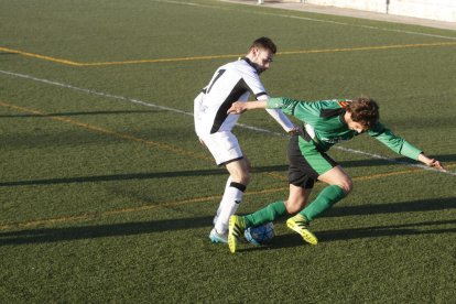 Diversos jugadors del Cervera n’envolten un del Borges, en una acció del partit que els dos equips van disputar ahir.