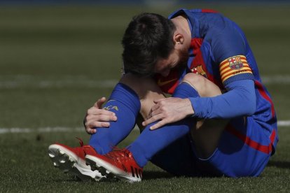 Neymar intenta arrebatar el balón a Álex Alegría, presionado por Arda Turan.