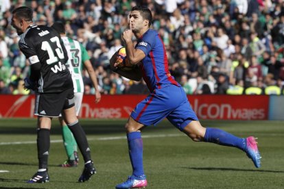Neymar intenta arrebatar el balón a Álex Alegría, presionado por Arda Turan.