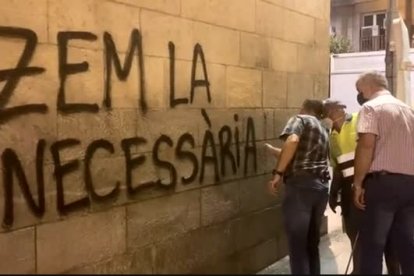 Imatges dels treballs per netejar les pintades aparegudes a la façana de l'IEI de Lleida