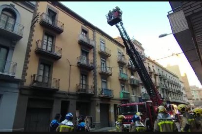 Incendi en un bloc de pisos del carrer Sant Ruf de Lleida