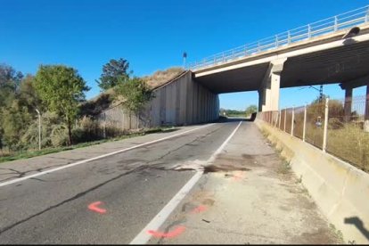 Vista del lugar donde ha caído el turismo accidentado en Bell-lloc d'Urgell
