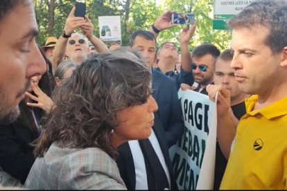 Joves increpen la consellera Teresa Jordà durant la inauguració de la Fira de Sant Miquel