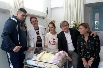 Jéssica Hernández y Josep Salazar, ayer, con el pequeño Pepe poco después de nacer.