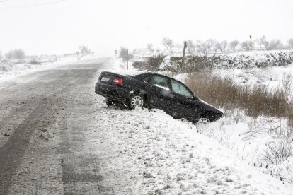 Els dos vehicles sinistrats a la carretera A-1234 a Albalate de Cinca.