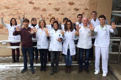 Equipo de investigación del IRB. A la derecha, personal sanitario del CAP de Agramunt sumándose al Día de las Enfermedades Raras.