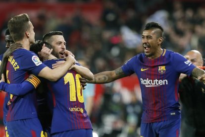 Los jugadores celebran con el banquillo en pleno un resultado que mantiene a los azulgranas invictos en la Liga.