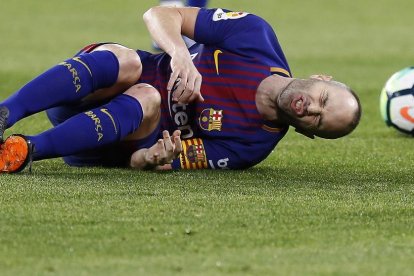 Los jugadores celebran con el banquillo en pleno un resultado que mantiene a los azulgranas invictos en la Liga.