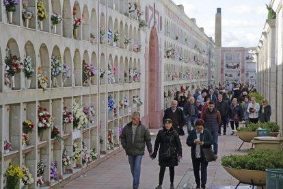 Rosas, claveles y gladiolos fueron las flores más vendidas según los floristas.
