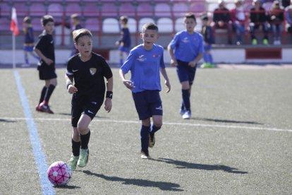 Un dels partits en categoria benjamina que es van disputar a les instal·lacions de l’Atlètic Segre.