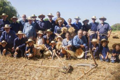 Fotografía de grupo de la treintena de segadores, incluidos los más pequeños, ayer en La Fuliola.