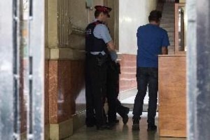 Hallan el cadáver de un bebé en el patio de luces de un edificio de Barcelona