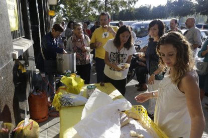 Los activistas, caminando por la LL-11 ayer a media mañana.