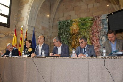 Las autoridades participantes en el encuentro de Barbastro y los asistentes que acudieron a ver ‘in situ’ la vía de Sant Esteve (derecha).