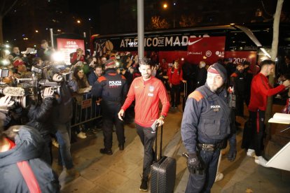 Diego Costa, ahir a l’arribada de l’At. Madrid a Lleida, amb molta expectació. Al costat, Saúl firma autògrafs i darrere, Griezmann.