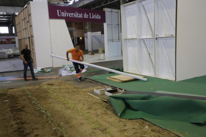 Esta imagen muestra la suciedad acumulada y el mal estado de los cristales del Palau de Vidre.