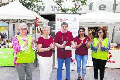 Un momento de la lectura del manifiesto leído ayer en Lleida por el Día Mundial del Comercio Justo.