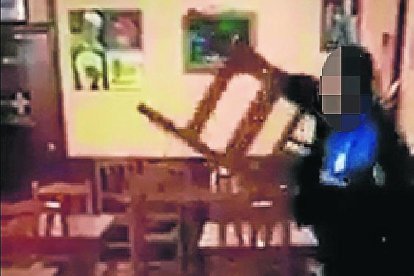 Fragmentos del vídeo en el que se ve a un urbano agrediendo al joven el pasado miércoles.