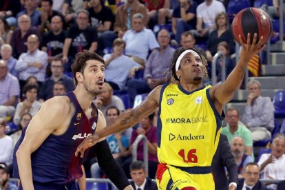 Juan Carlos Navarro bota la pilota davant de Jelinek i Diagne.