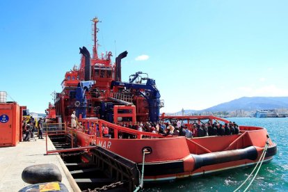 Un grupo de inmigrantes rescatados por el “Open Arms”, escuchando instrucciones de la ONG.