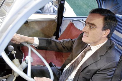 Àngel Ros, damunt del seu primer cotxe, al Museu Roda Roda de Lleida