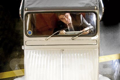 Àngel Ros, damunt del seu primer cotxe, al Museu Roda Roda de Lleida