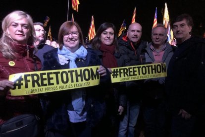 Familiars dels presos a Lledoners a l’escenari ahir durant l’acte davant la presó.