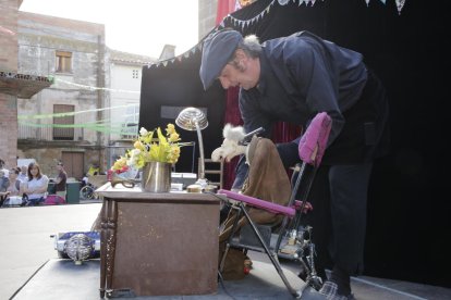 Cientos de personas, entre pequeños y mayores, tomaron ayer el centro de Torrelameu para disfrutar de los espectáculos y juegos de la segunda edición del festival Marrameu.