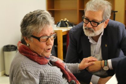 Un agent de la Guàrdia Urbana, ahir als antics blocs Ramiro Ledesma.