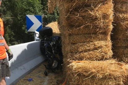 El accidente entre la motocicleta y el tractor se produjo en una curva de la N-230.
