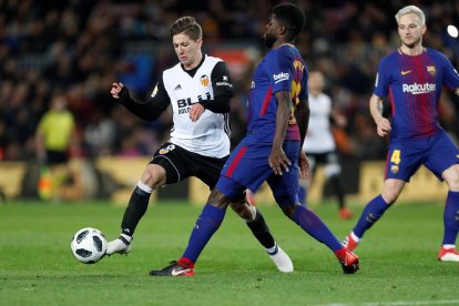 Umtiti disputa una pilota amb Vietto.