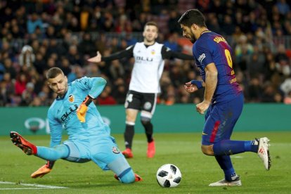 Umtiti disputa una pilota amb Vietto.