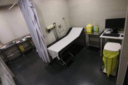 Una doctora chequea el estado de un paciente que ha llegado al CAP de Rambla Ferran a través del Servicio de Atención Continuado.