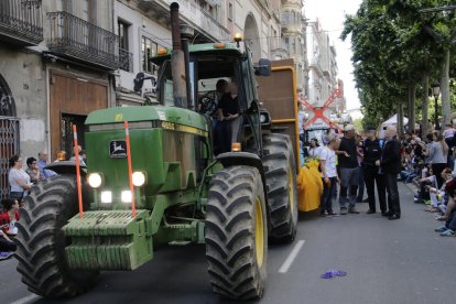 Momento en el que un urbano identificó el jueves por la tarde al propietario del tractor.