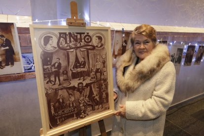 El Mag Adriaco efectuando su ‘magia de cerca’ ayer en el vestíbulo del Teatre de l’Escorxador.