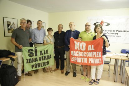Membres de la plataforma de Ciutat Jardí ahir amb l’advocat Simeó Miquel.