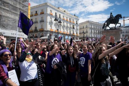 La vicepresidenta (e) i la ministra de Defensa (d) al costat de la cadira buida del president en funcions.