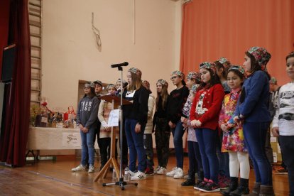 Ingrid, acompañada de Sara, otra joven leridana con cáncer, durante las palabras que dirigió a los participantes en el evento.