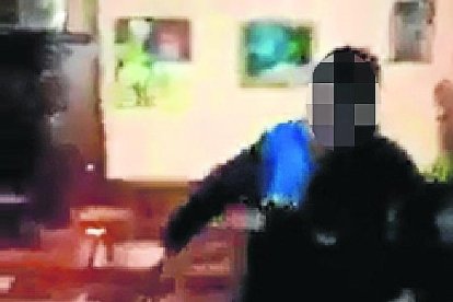 Fragmentos del vídeo en el que se ve a un urbano agrediendo al joven el pasado miércoles.