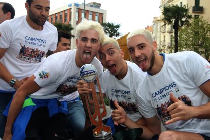 La rúa, que duró tres cuartos de hora, fue una fiesta.