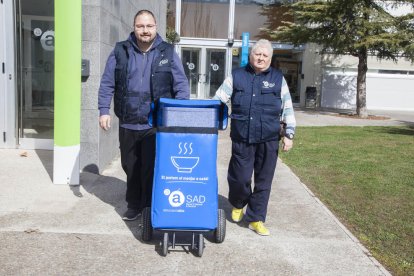 Miquel Àngel y Francisca de Alba entregando la comida a Josep de 86 años y que vive solo.