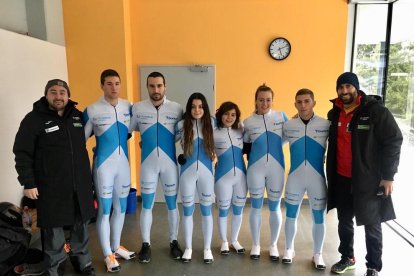 Paula Raúl, tercera por la derecha, con Mirambell y los aspirantes a formar el equipo de skeleton.