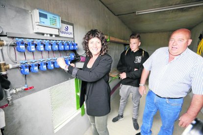 Teresa Jordà, entre el presidente de los regantes del Algerri-Balaguer, Carlos Gra, y  alcalde de Balaguer, Jordi Ignasi Vidal.