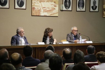 La sala se quedó pequeña para todas las personas que quisieron participar en el acto institucional.