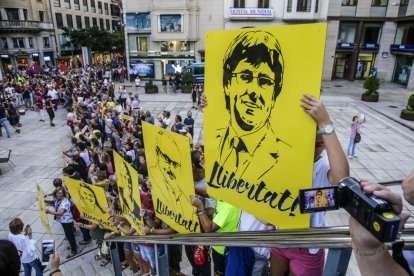 La cadena humana va arrancar a la plaça Paeria i va acabar a la Porta dels Apòstols de la Seu Vella, en la qual els assistents es van anar passant cartells dels presos i els exiliats.